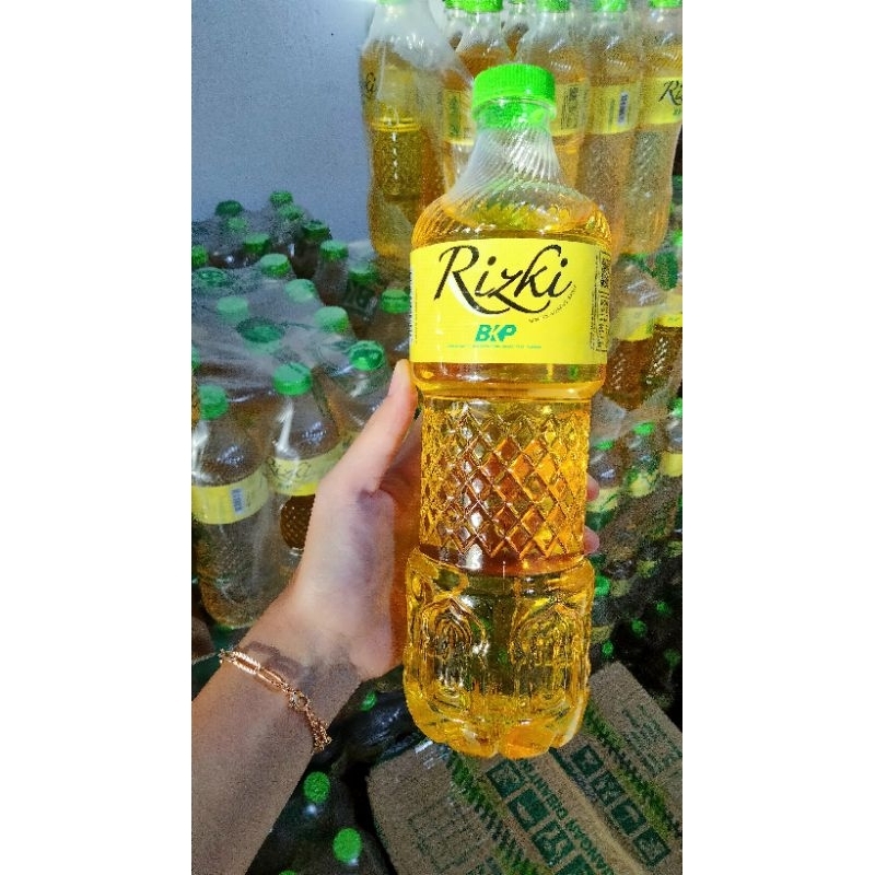 

MINYAK GORENG RIZKI 12 BOTOL (1KRAT) ISI 900ML/BOTOL