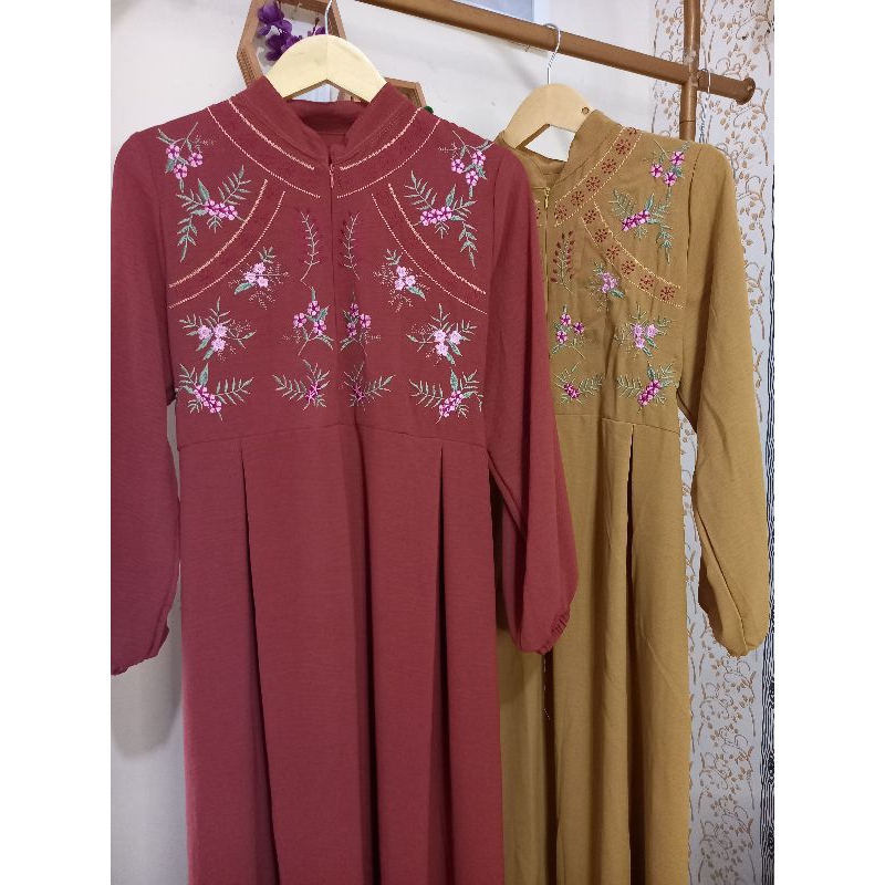 Gamis bahan crinkle motif bunga bordir