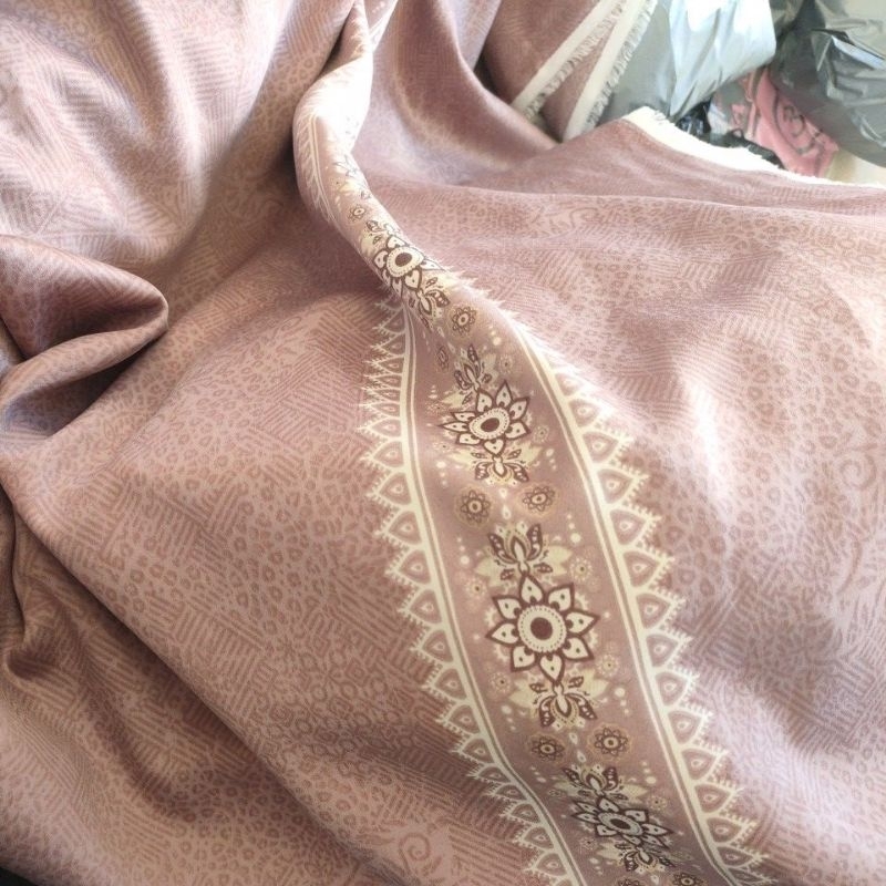 KAIN KILOAN SATIN MAXMARA MOTIF BUNGA ABSTRAK LIS PINGGIR DUSTY