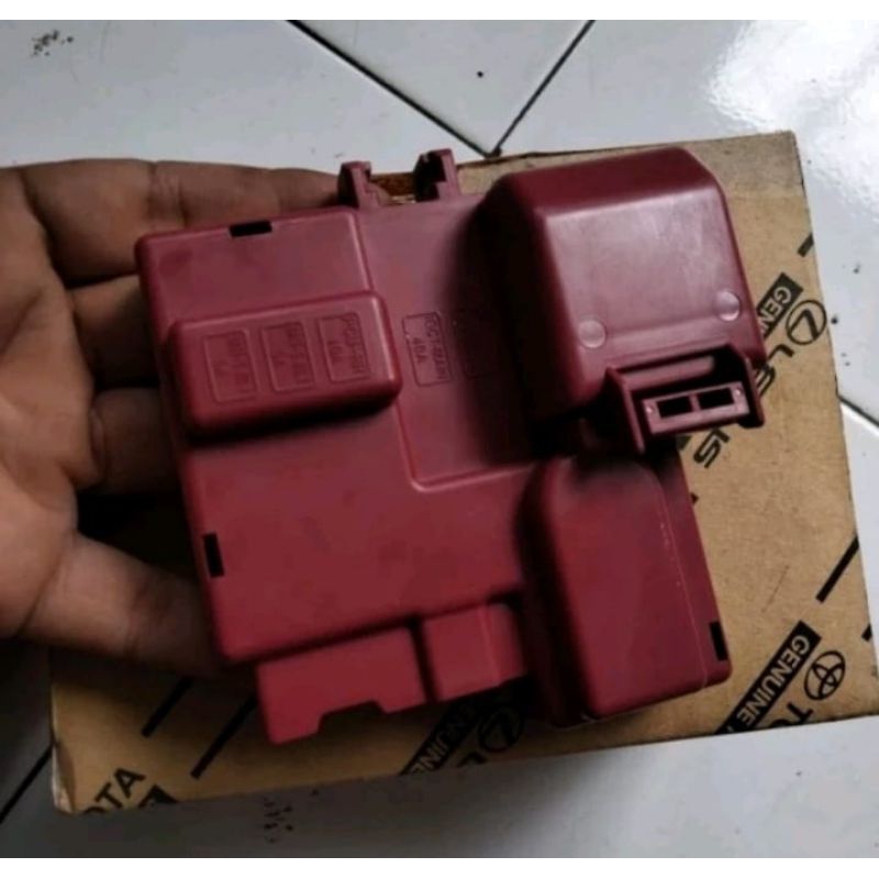 Cover tutup kepala aki mobil Toyota Yaris cross HYBRIDS HESBACK tahun 2021 original