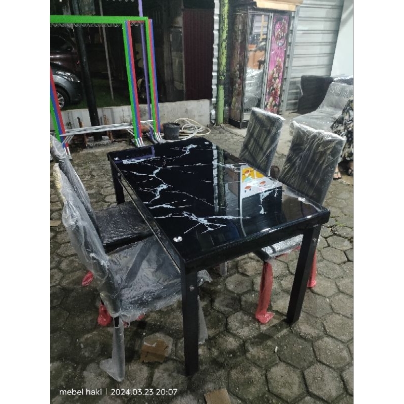 MEJA MAKAN MINIMALIS K4 .BAHAN KACA ,KAKI BESI