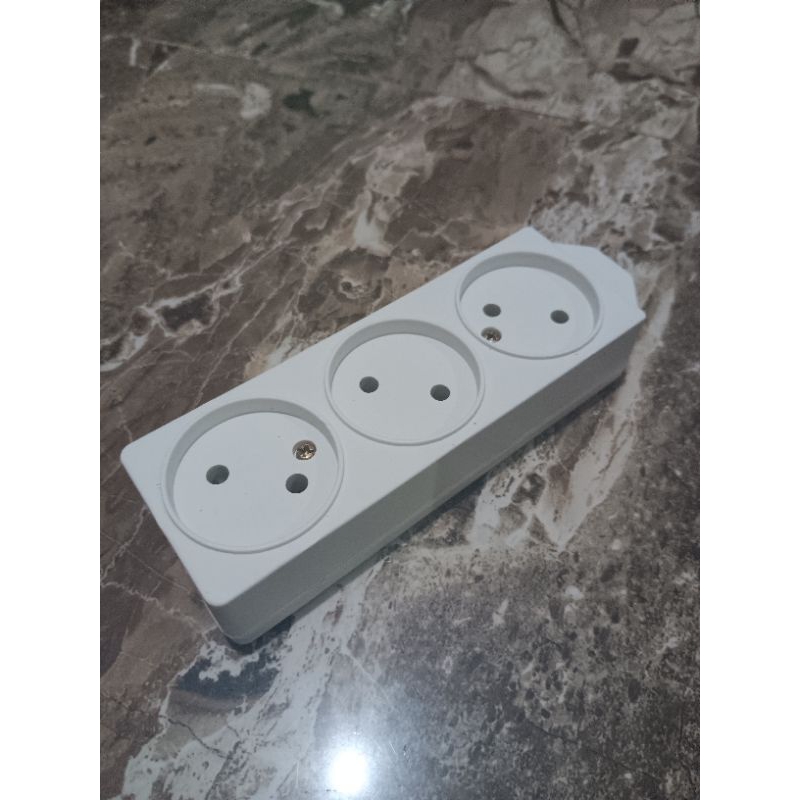 stop kontak 3 lubang gepeng ERKE