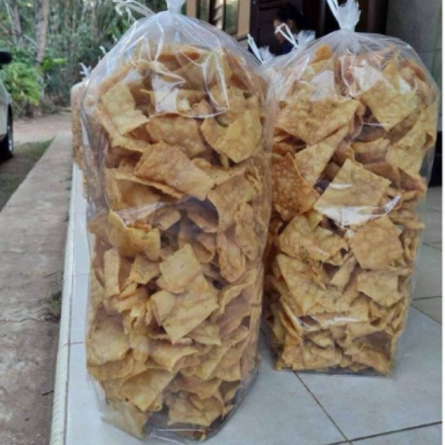 

1 bal pangsit kering pangsit bawang (pangsit camilan) toping mie ayam(free packing kardus)