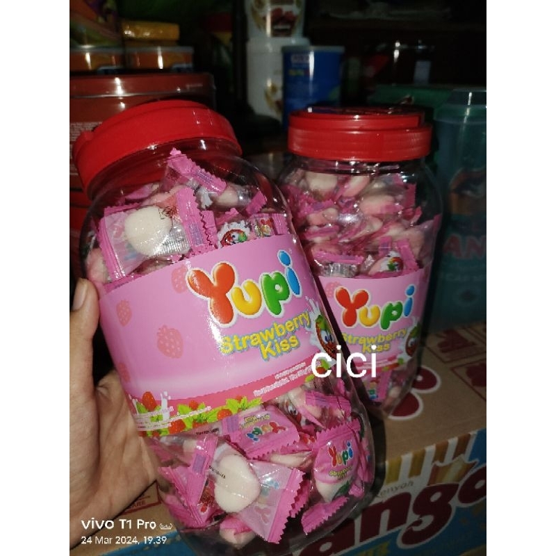 

Yupi strawberry kiss toples