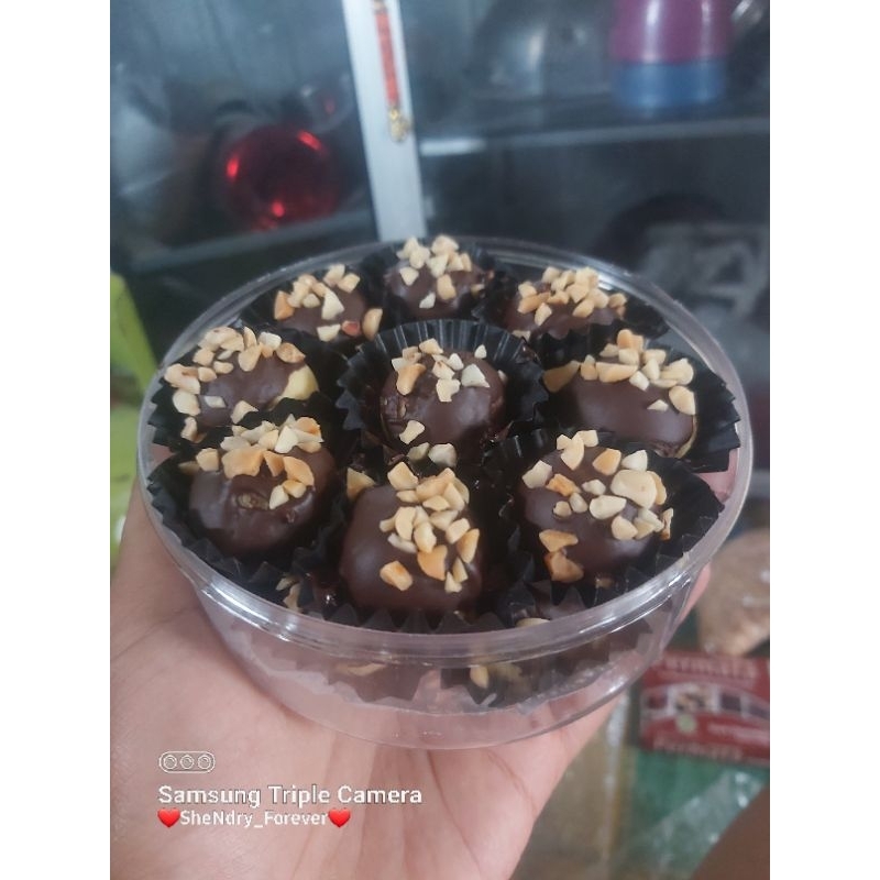 

kue kering bola² coklat toping kacang