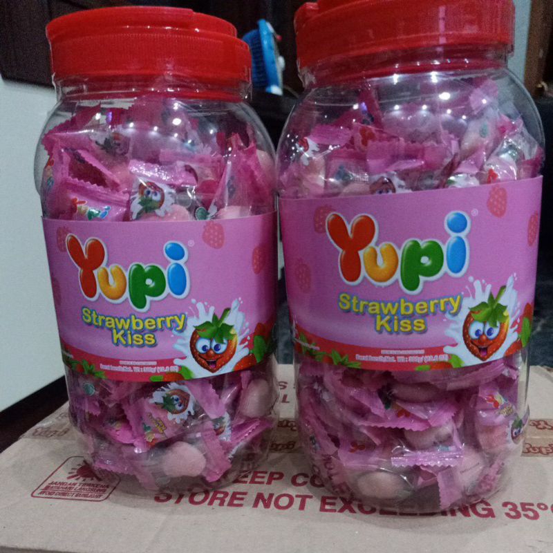 

permen yupi strawberry 1 toples