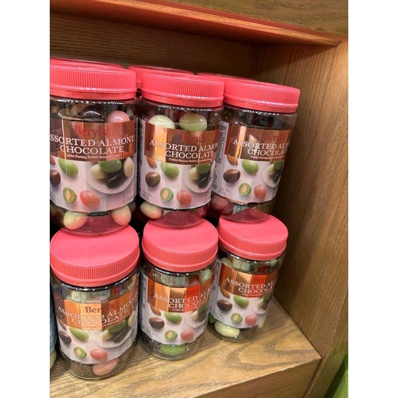 

Cokelat Beryls almond assorted chocolate 410 gram