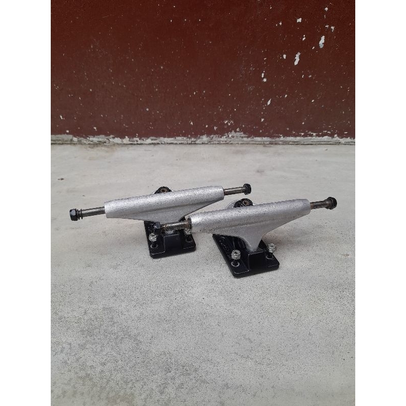 Skateboard Truck Superior + boltnuts second / bekas