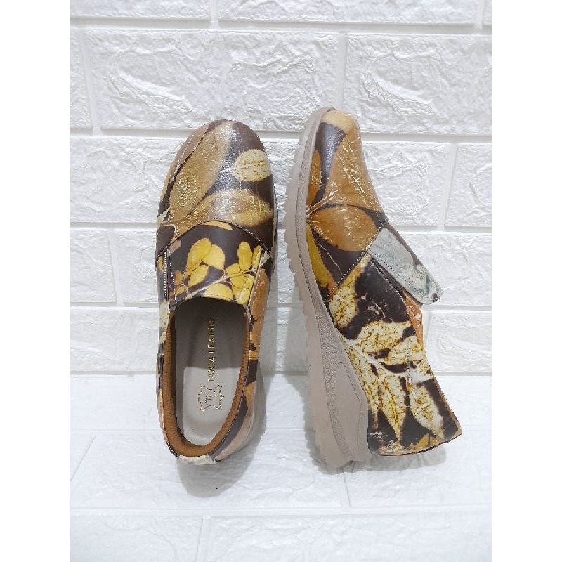 Sepatu cewek, sneakers cewek asli kulit ecoprint by.Tania leather