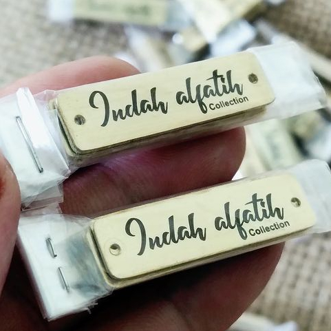 

LABEL PLAT BESI HIJAB TERMURAH PLAT KUNINGAN/ STAINLESS ANTI LUNTUR - LABEL HIJAM CUSTOM