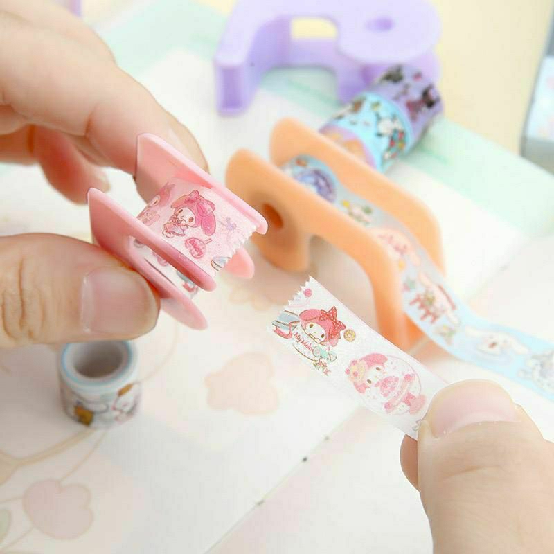 

Mainan edukasi anak selotip solasi karakter sanrio kuromi my melody hello kitty cinnamoroll pompopurin dispenser kartun tape dekor prakarya kerajinan tangan diy washi craft dekorasi dekor isolasi kertas mini kecil solatip isolatip roll stiker sticker deco