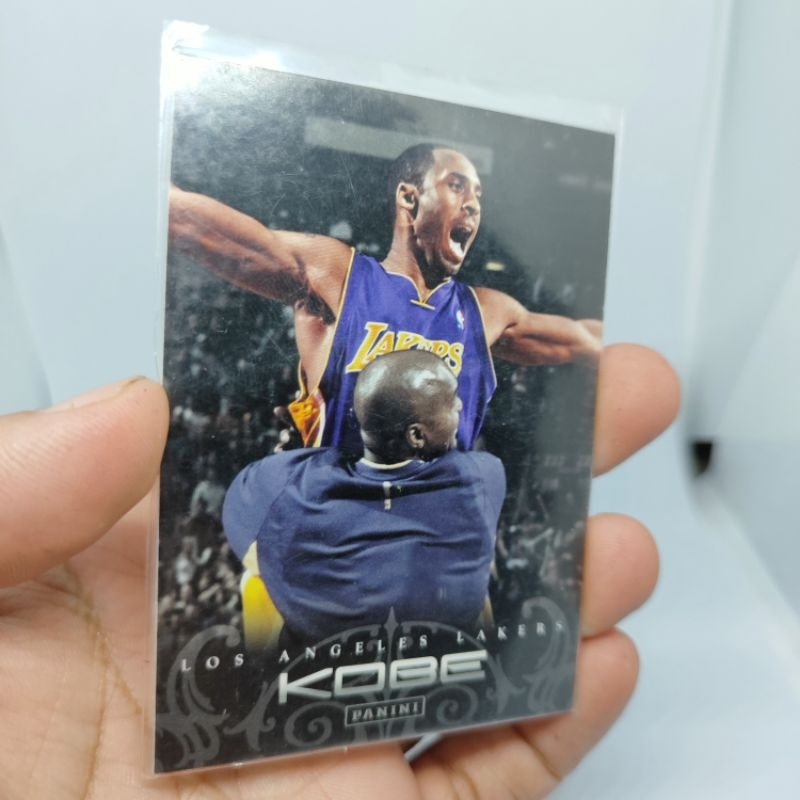 KOBE BRYANT 2012 Panini Anthology winning hug Purple Nba Card kartu basket