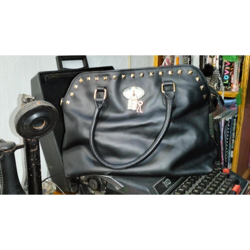 Lulu Casta Hitam Paku Gold