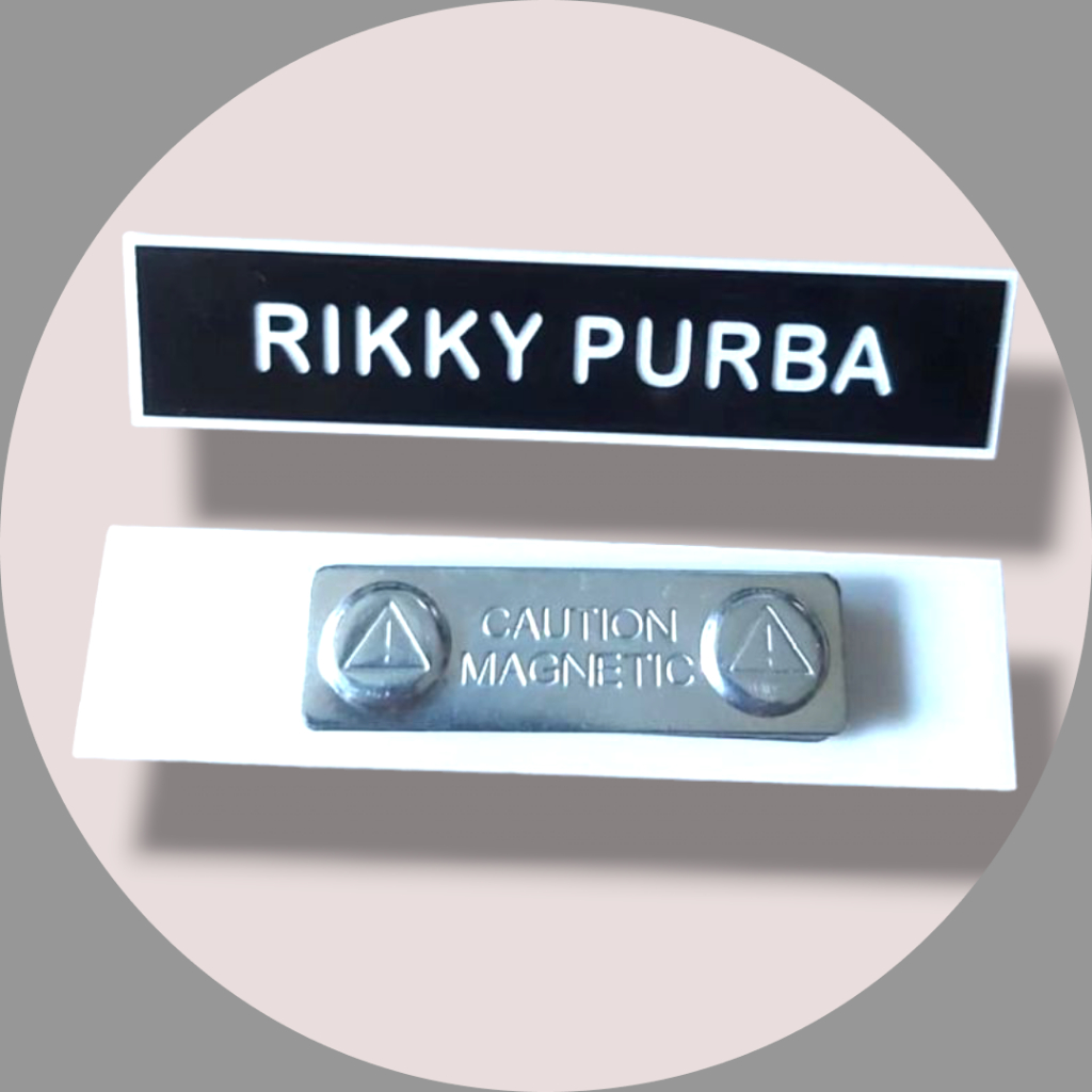 

bahan Akrilik Putih Magnet papan nama dada Kuningan name tag custom nametag badge