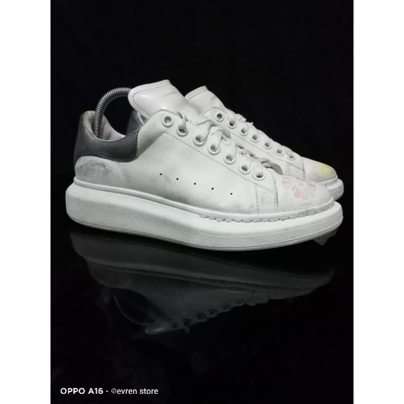 sepatu Alexander McQueen bekas pakai
