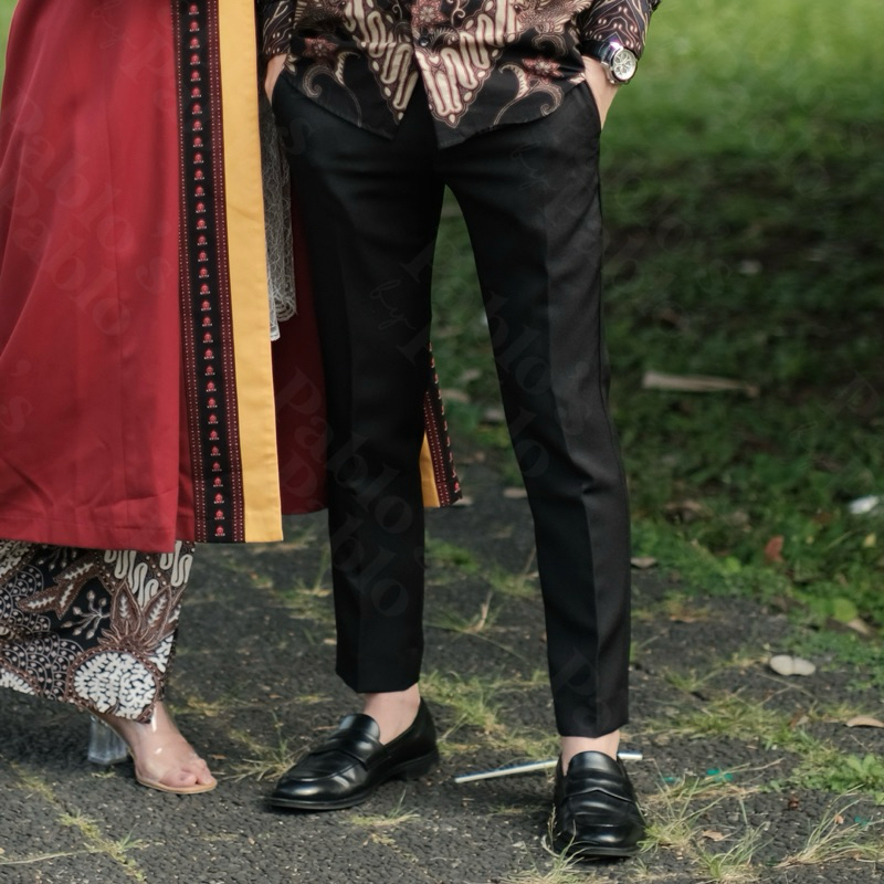 Ankle Slim Fit Trouser by Froyemul size S (size 29) warna Deep Black Original Preloved Celana Bahan 