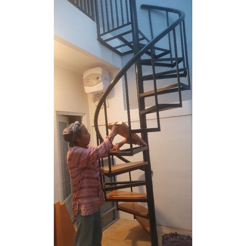 tangga putar kayu minimalis