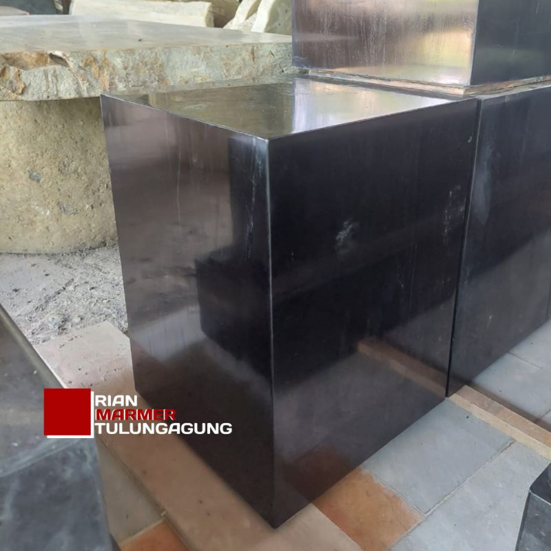 Kursi kotak kubus batu fosil kayu hitam glossy Ukuran 30x30x45cm