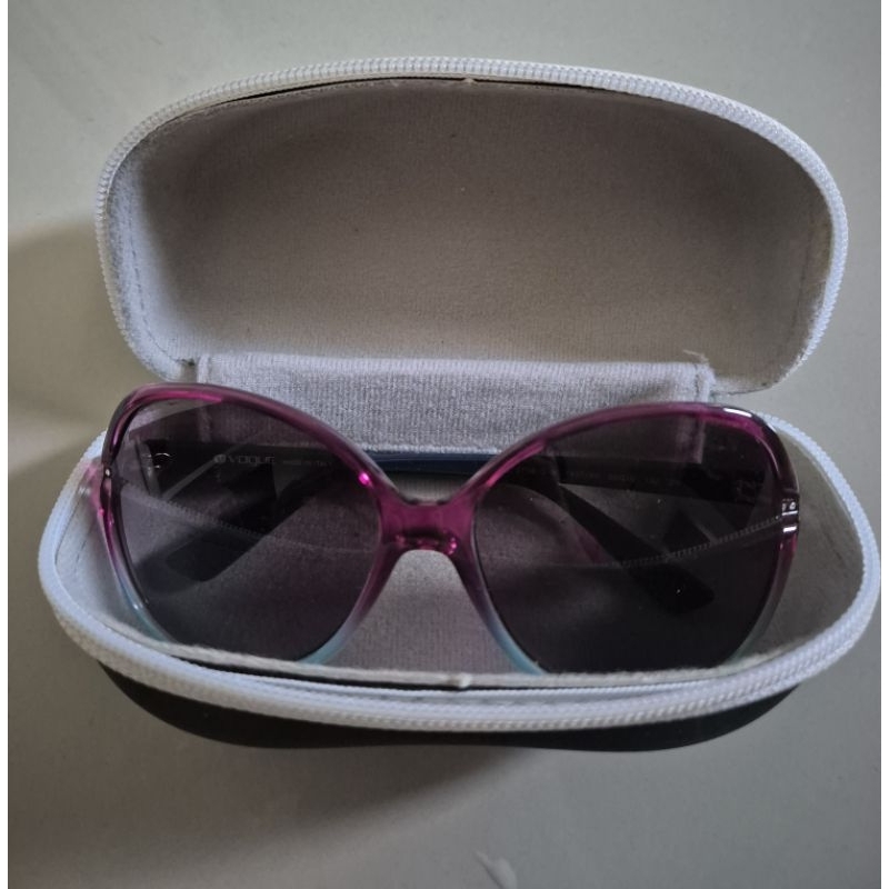 kacamata hitam vogue