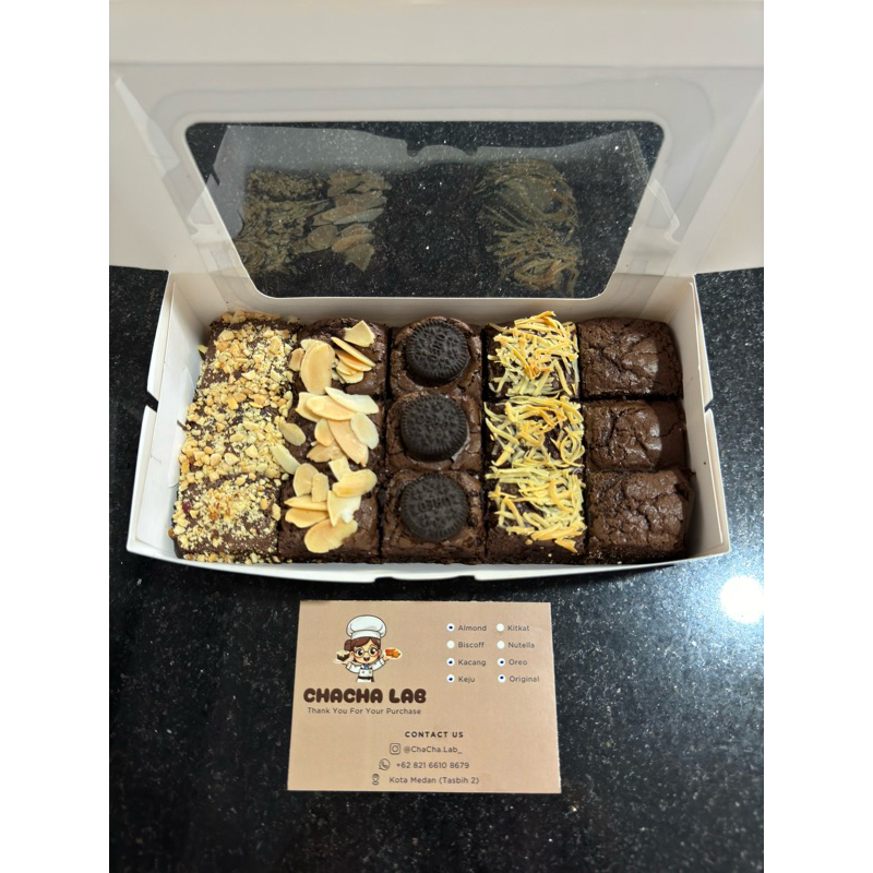 

Mix 1 _ Medium Fudgy Brownies (20x10 cm : 9 pcs)