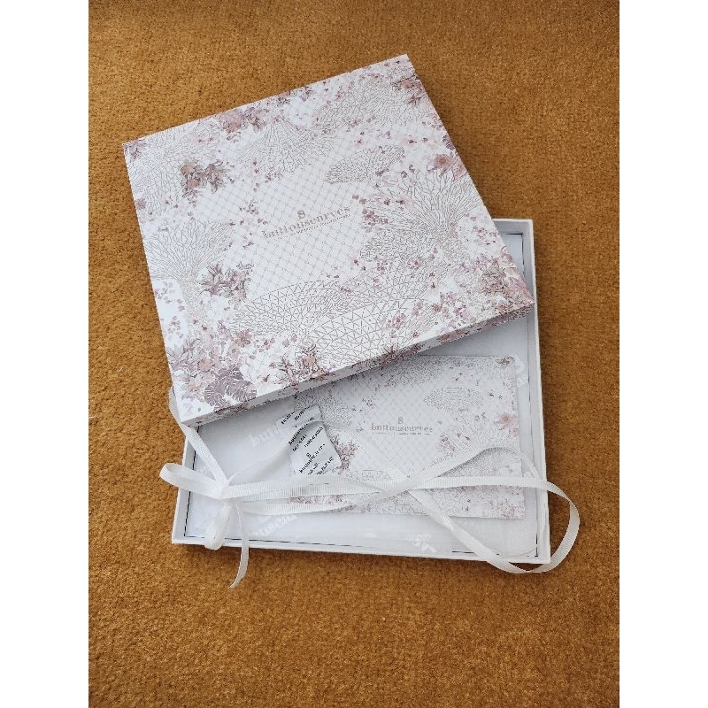 

Original Box Packaging Button Scraves Singapore Voile Squere. Hanya Box dan kelengkapan packaging tanpa jilbab