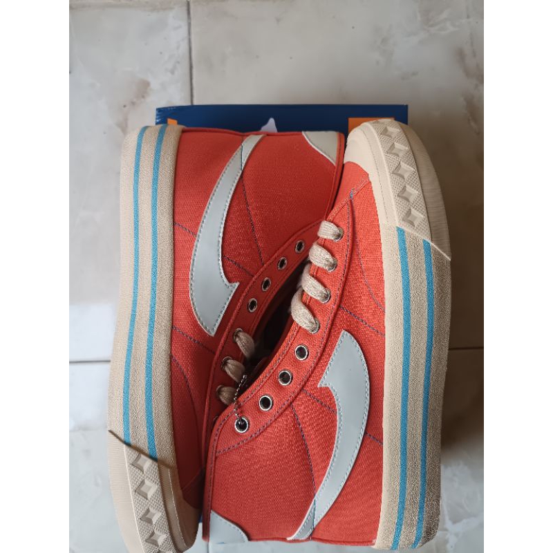 COMPAS Retrograde hi orange BNIB