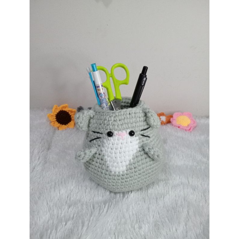 

Tempat pensil rajut kucing abu