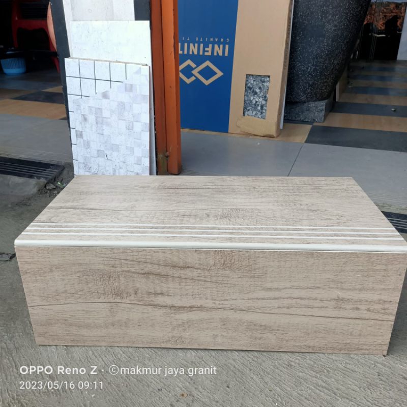 granit tangga 30x60 20x60 motip kayu cesnut oakwood