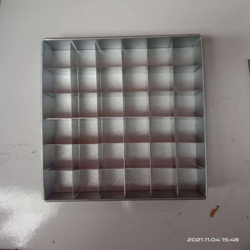 loyang brownies sekat ukuran 28x28x4/ loyang sekat isi 30 lubang