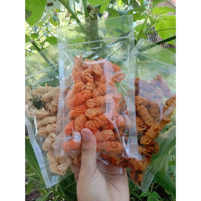 

Mie Gulung Pedas Daun Jeruk isi 100gram Mie Gulung Original Balado Pedas Manis