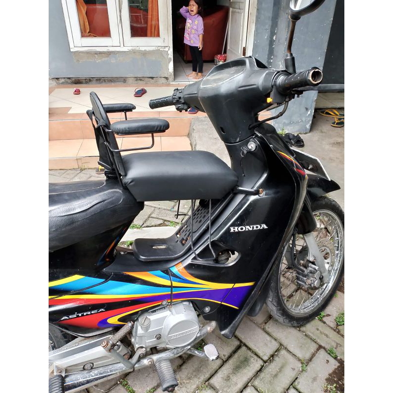 KURSI BONCENGAN ANAK dengan pijakan DI MOTOR HONDA SUPRA X