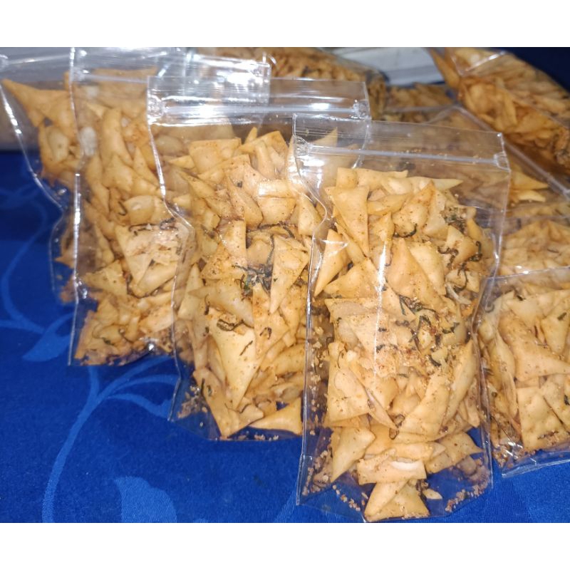 

keripik pangsit pedas manis daun jeruk(pouch 9x15) berat 90gr