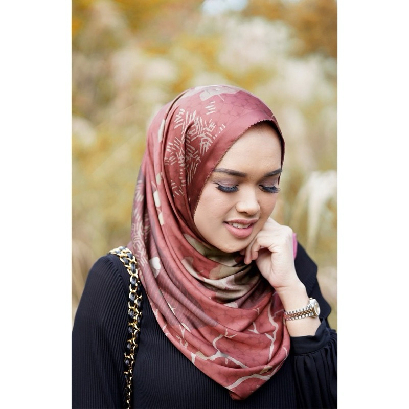 Buttonscarves Ginkgo Series in Chesnut (Satin shawl) lengkap with box (NEW)