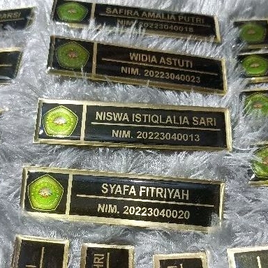 

Nametag Nama dada kuningan resin