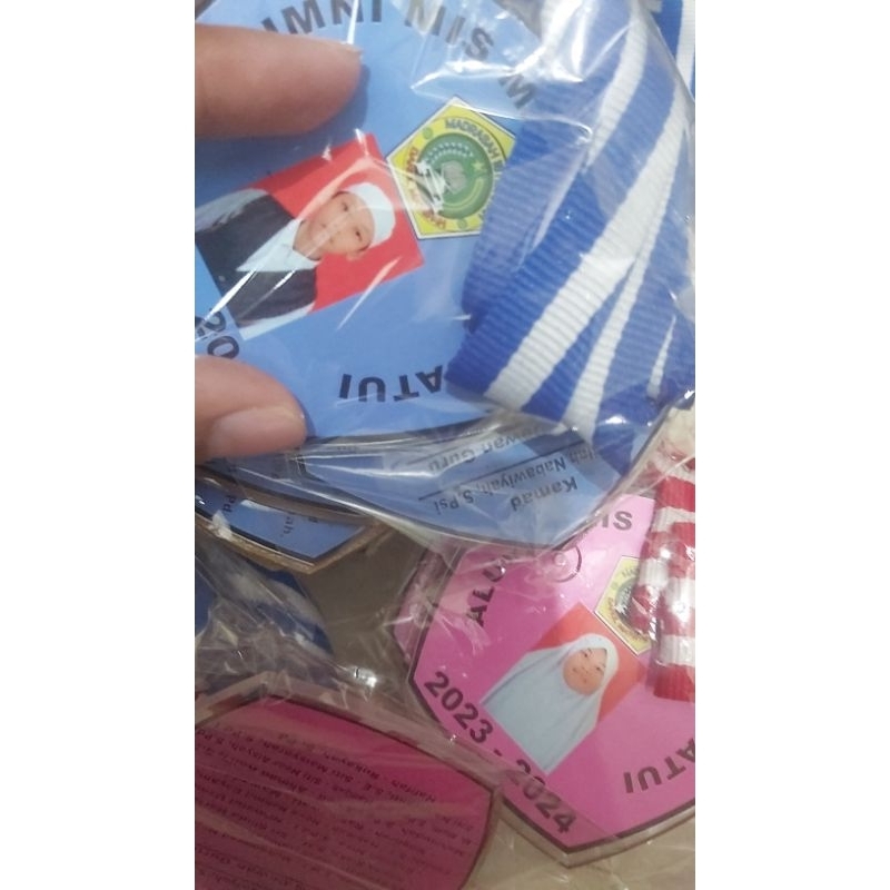 

kalung wisuda foto siswa.2 sisi.bolak balik depan belakang