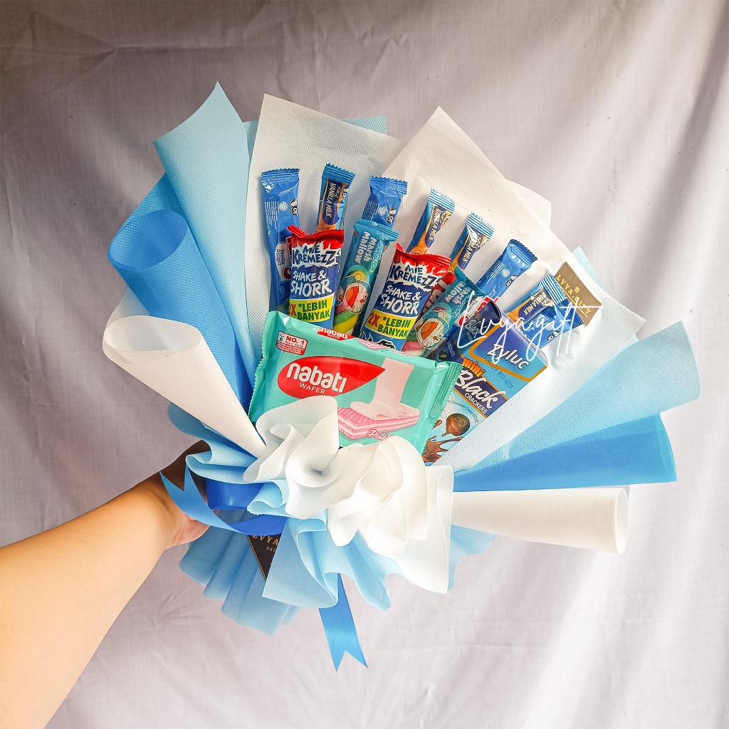 

LVYA.GIFT 4221.94 BUKET SNACK MIX RANDOM SERBA BIRU TEMA BIRU