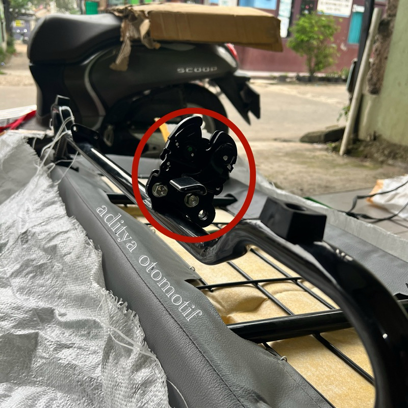 pengait kuncian jok tengah grand max ori