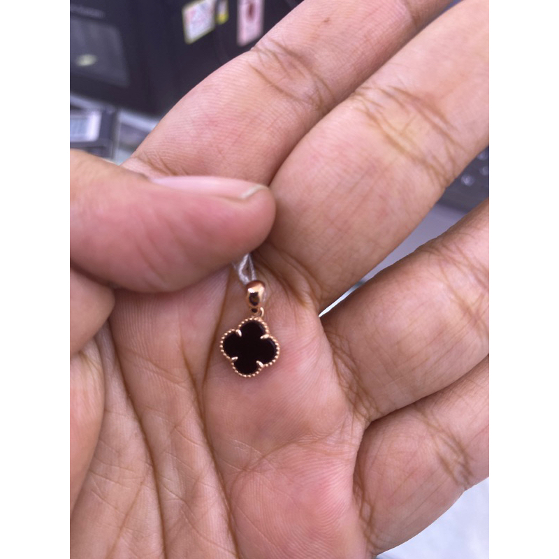 

liontin bunga hitam