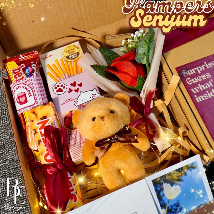 

NEW Hampers Snack Box Cokelat Kado Ulang Tahun Wisuda Hadiah Pacar Gift Box Buket Murah Jajan Skripsi Sempro Valentine Hari Guru Hari Ibu Anniversary Cewek Cowok Set Kado Murah Unik Bermanfaat Spesial Senyum