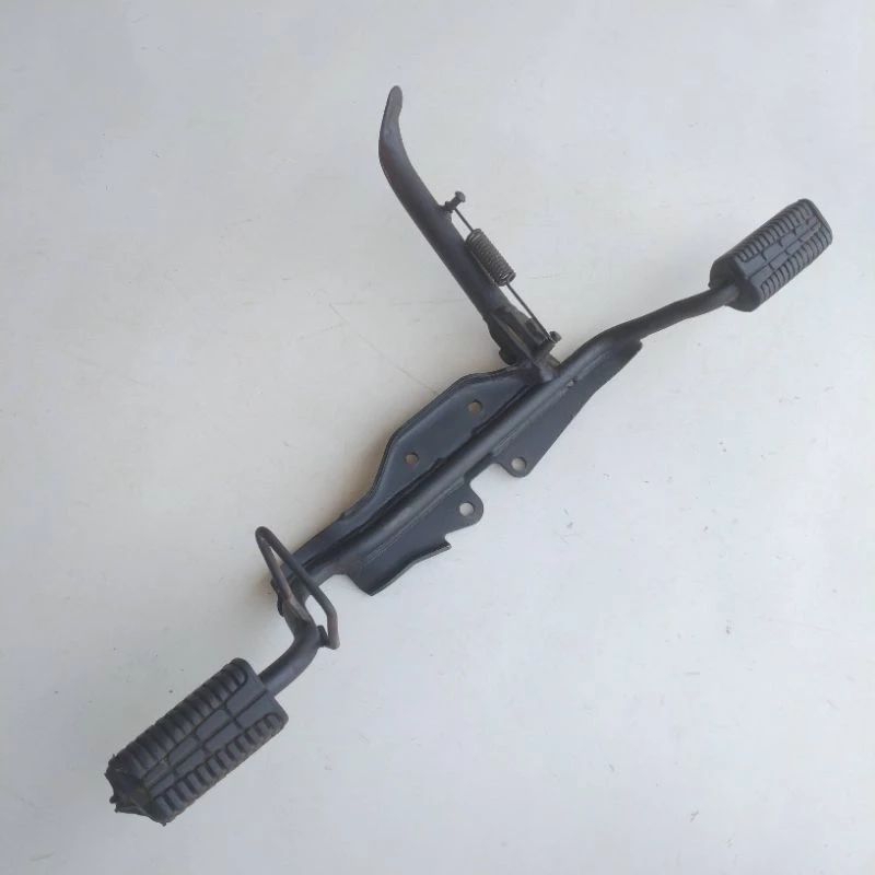 FOOSTEP PIJAKAN KAKI DEPAN MOTOR YAMAHA VEGA R NWE / JUPITER BURHAN ORIGINAL COPOTAN