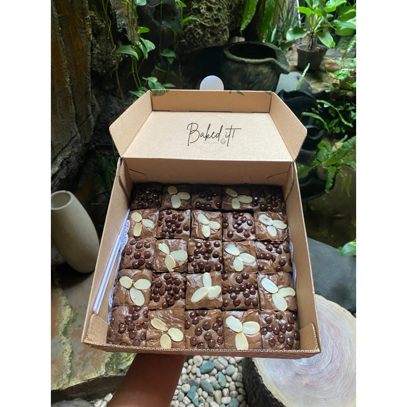 

Fudgy Brownies Panggang uk 20x20cm (isi 25 potong)