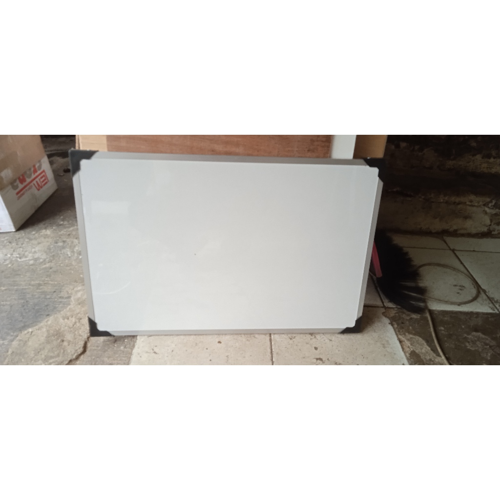 

Whiteboard biasa gantung 40 x 60 cm