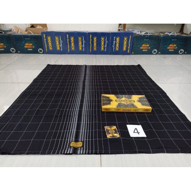SARUNG WADIMOR DONGGALA HITAM KOTAK