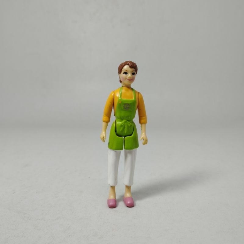 Figure Cewek Celemek Hijau