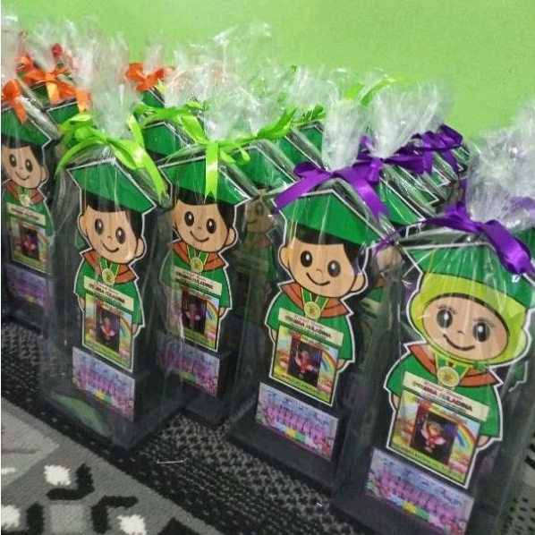 Plakat kayu wisuda /Kenang kenangan RA - TK