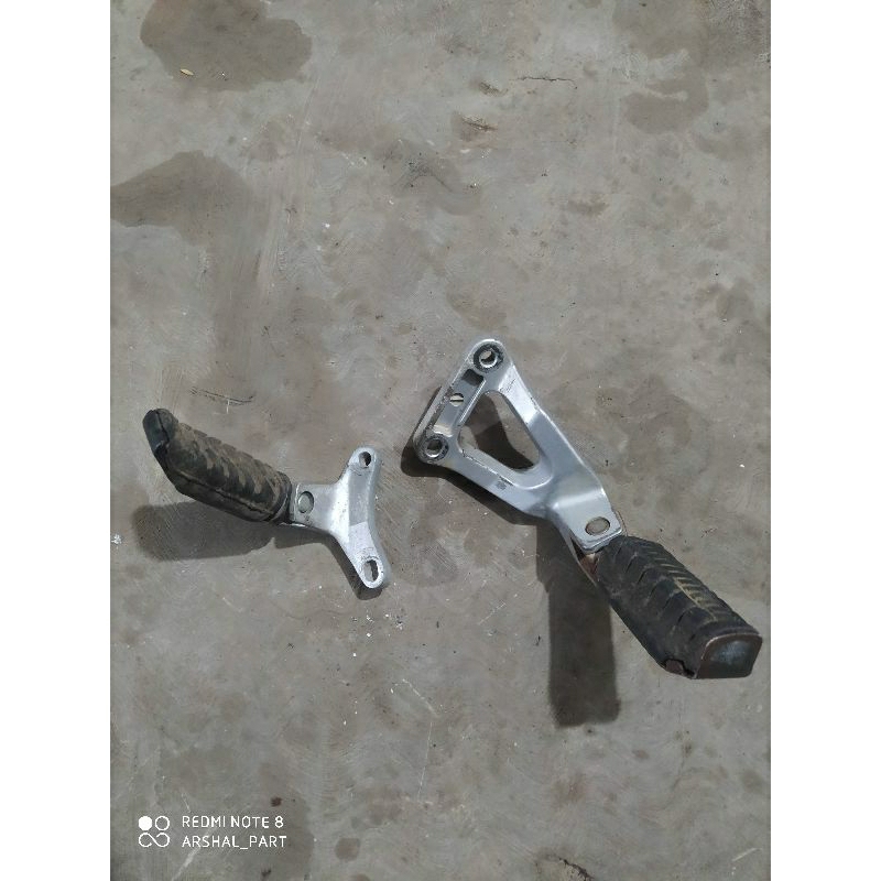 STEP FOOTSTEP PIJAKAN KAKI BELAKANG MIO SPORTY ORIGINAL 5TL COPOTAN