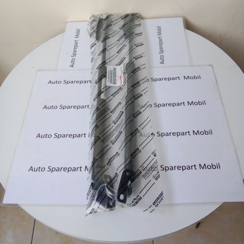 Shock bagasi belakang innova Original