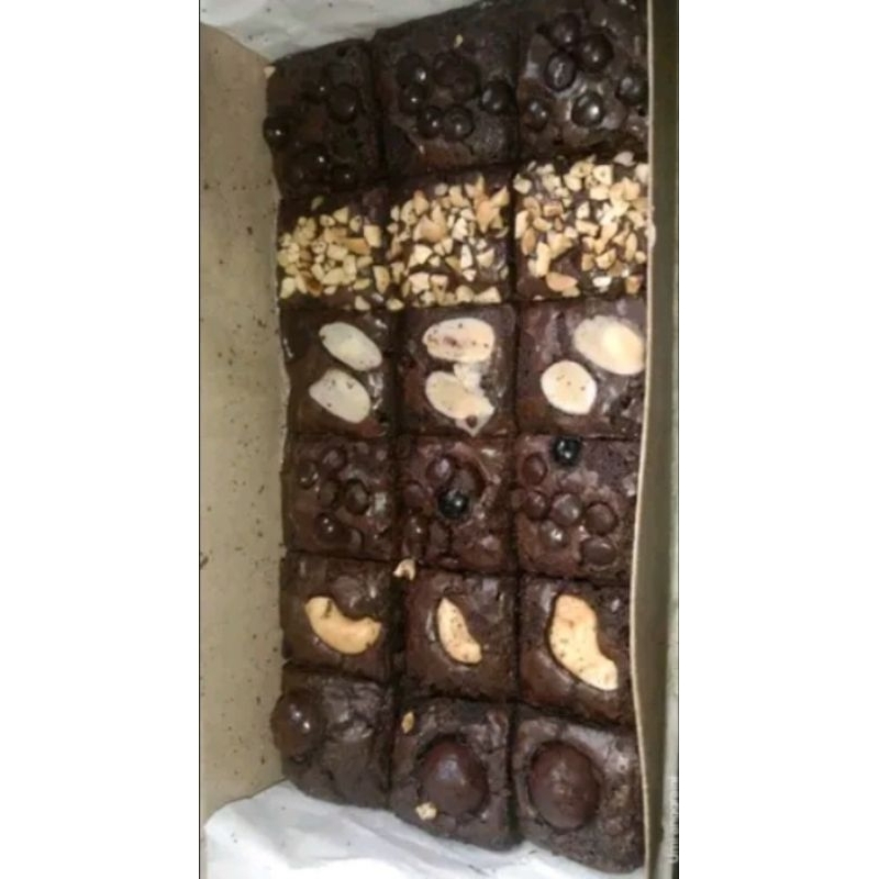 

MALCA BROWNIES PANGGANG | BROWNIES BAKAR | OLEH OLEH FUDGY BROWNIES TOPPING UKURAN 10X20