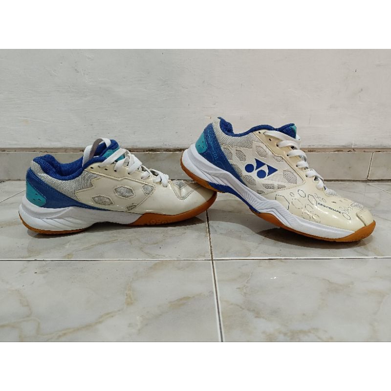 Yonex power cushion 101