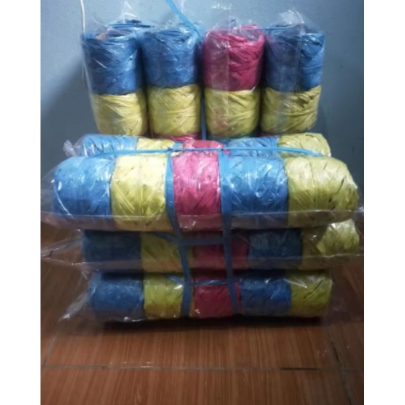 

tali Rafia 1 pack isi 10 roll 3 pack isi 30 roll 5 pack isi 50 roll terdiri dari bahan plastik gulungan tebal untuk mengikat barang